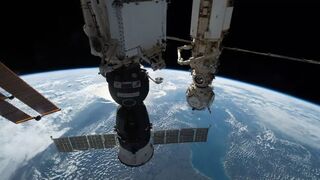 Три члена экипажа МКС могут провести на орбите непрерывно целый год