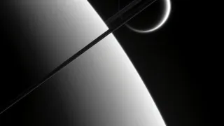 Титан — не просто луна, а «космический гибрид»?