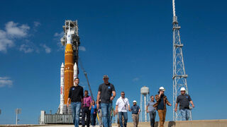 Лунная ракета NASA возвращается в ангар