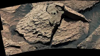 Марсоход Curiosity несколько дней не мог избавиться от застрявшего камня на Марсе