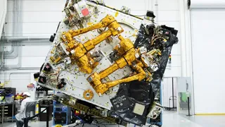 США запустят космического робота-механика для ремонта спутников прямо на орбите
